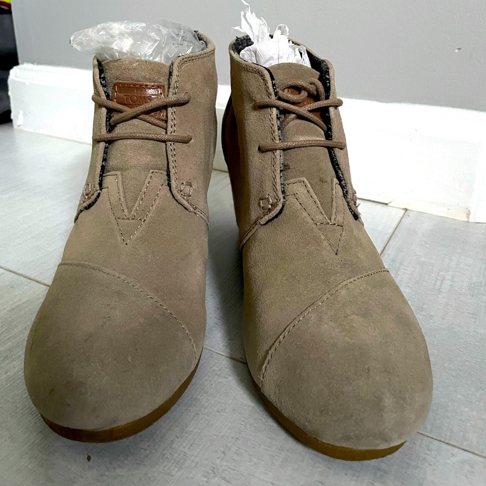 Toms ankle booties in beige
